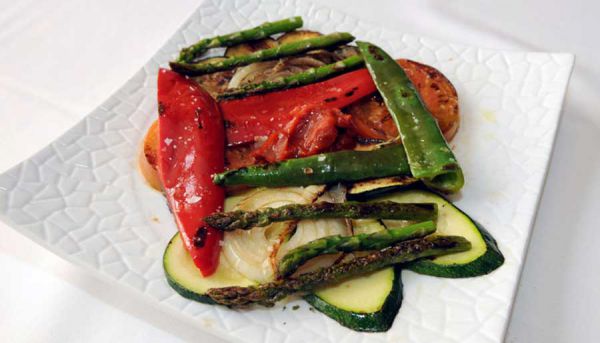 Verduras a la plancha con salsa romescu y hierbas mediterráneas